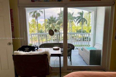 Condo in Miami Beach, Florida, 2 bedrooms  № 1953619 - photo 13