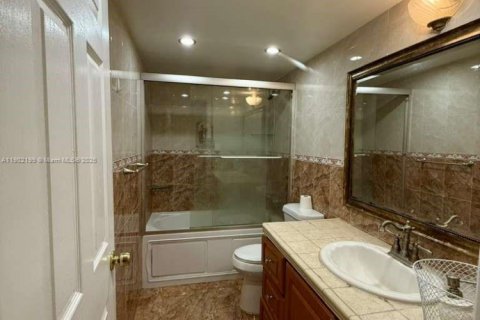 Condo in Miami Beach, Florida, 2 bedrooms  № 1953619 - photo 11