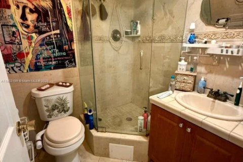 Condo in Miami Beach, Florida, 2 bedrooms  № 1953619 - photo 14