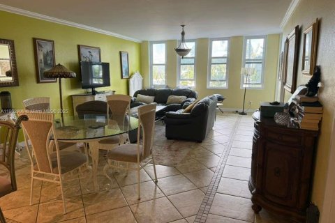 Condo in Miami Beach, Florida, 2 bedrooms  № 1953619 - photo 7