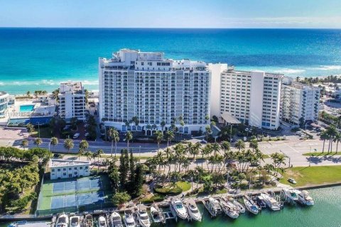 Condo in Miami Beach, Florida, 2 bedrooms  № 1953619 - photo 1