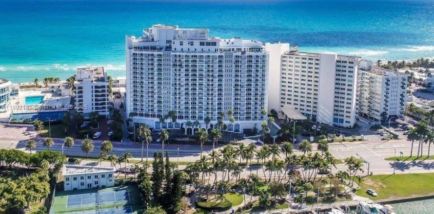 Condo in Miami Beach, Florida, 2 bedrooms  № 1953619