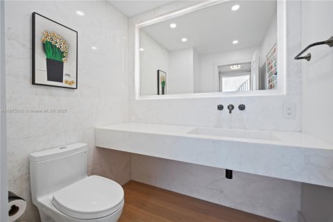 Villa ou maison à louer à Miami Beach, Floride: 10 chambres, 869.57 m2 № 1927237 - photo 28