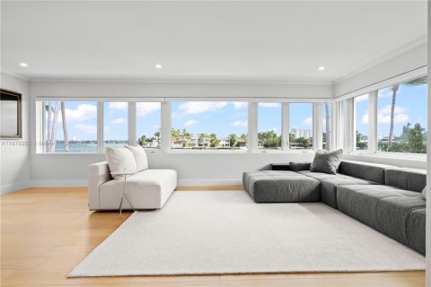 Villa ou maison à louer à Miami Beach, Floride: 10 chambres, 869.57 m2 № 1927237 - photo 19