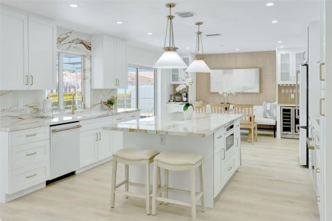 House in Pompano Beach, Florida 4 bedrooms, 208.75 sq.m. № 2023480 - photo 10