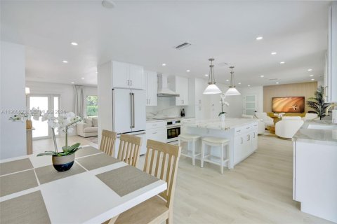 House in Pompano Beach, Florida 4 bedrooms, 208.75 sq.m. № 2023480 - photo 11