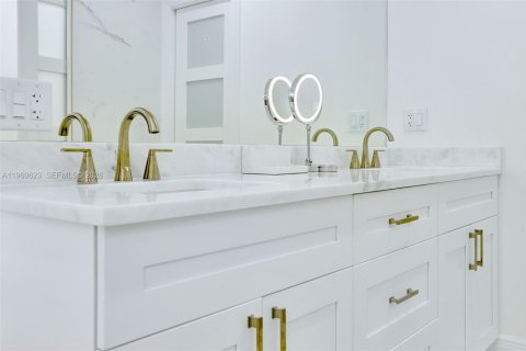 House in Pompano Beach, Florida 4 bedrooms, 208.75 sq.m. № 2023480 - photo 20