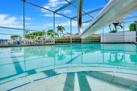 House in Pompano Beach, Florida 4 bedrooms, 208.75 sq.m. № 2023480 - photo 2