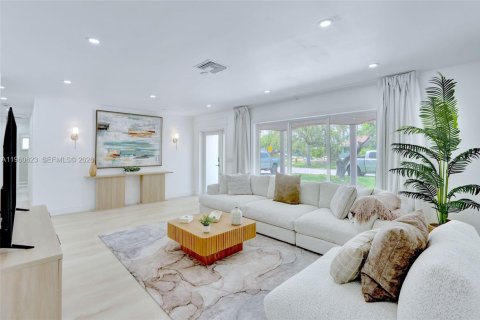 House in Pompano Beach, Florida 4 bedrooms, 208.75 sq.m. № 2023480 - photo 5