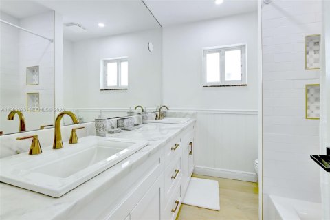 House in Pompano Beach, Florida 4 bedrooms, 208.75 sq.m. № 2023480 - photo 29