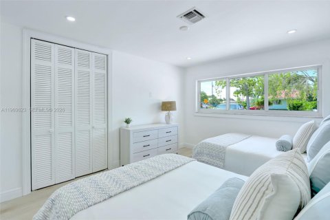 House in Pompano Beach, Florida 4 bedrooms, 208.75 sq.m. № 2023480 - photo 28