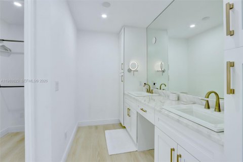 House in Pompano Beach, Florida 4 bedrooms, 208.75 sq.m. № 2023480 - photo 24