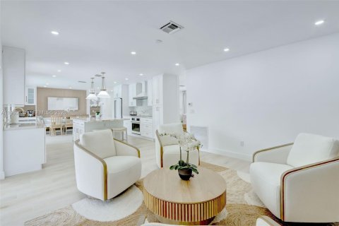 House in Pompano Beach, Florida 4 bedrooms, 208.75 sq.m. № 2023480 - photo 9