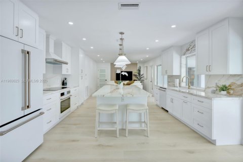 House in Pompano Beach, Florida 4 bedrooms, 208.75 sq.m. № 2023480 - photo 13