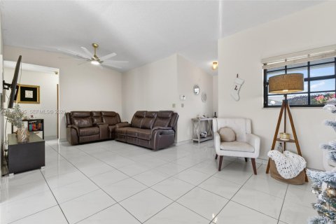 Купить виллу или дом в Майами, Флорида 3 спальни, 140м2, № 1996699 - фото 17