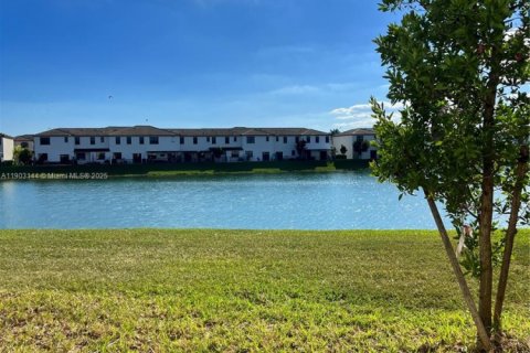 Townhouse in Miami, Florida 3 bedrooms, 124.02 sq.m. № 2052809 - photo 16