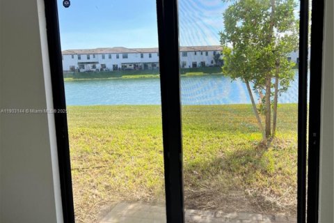 Townhouse in Miami, Florida 3 bedrooms, 124.02 sq.m. № 2052809 - photo 4