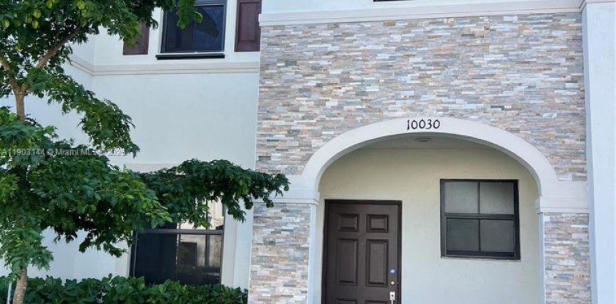 Townhouse in Miami, Florida 3 bedrooms, 124.02 sq.m. № 2052809