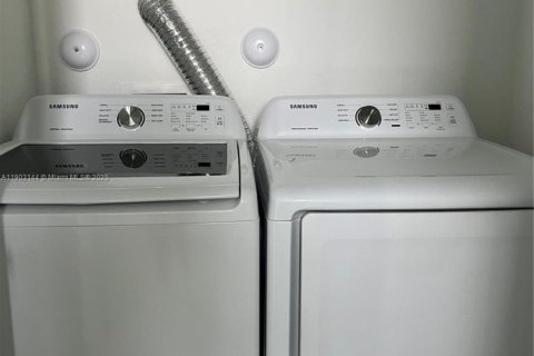 Townhouse in Miami, Florida 3 bedrooms, 124.02 sq.m. № 2052809 - photo 14