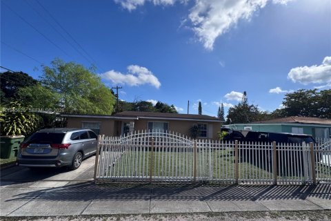 Villa ou maison à North Miami, Floride 4 chambres, 141.3 m2 № 2029491