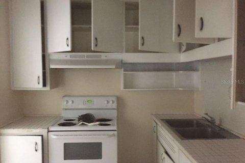 House in Edgewater, Florida 4 bedrooms, 207.36 sq.m. № 2104374 - photo 9