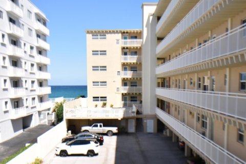 Condo in South Palm Beach, Florida, 2 bedrooms  № 828006 - photo 1