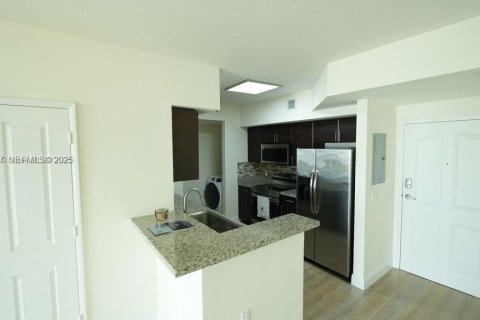 Снять в аренду квартиру в Майами, Флорида 2 спальни, 23539.76м2, № 1993139 - фото 3