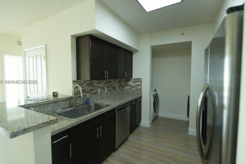 Снять в аренду квартиру в Майами, Флорида 2 спальни, 23539.76м2, № 1993139 - фото 2