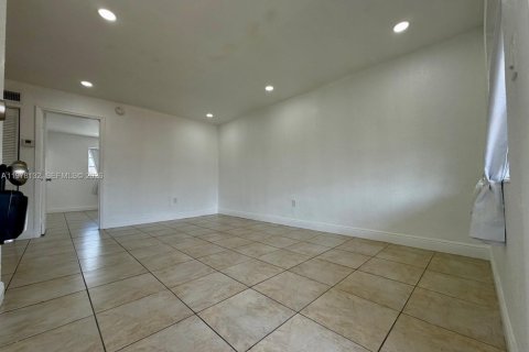 Снять в аренду кондоминиум в Майами, Флорида 1 спальня, 58.71м2, № 2046438 - фото 3