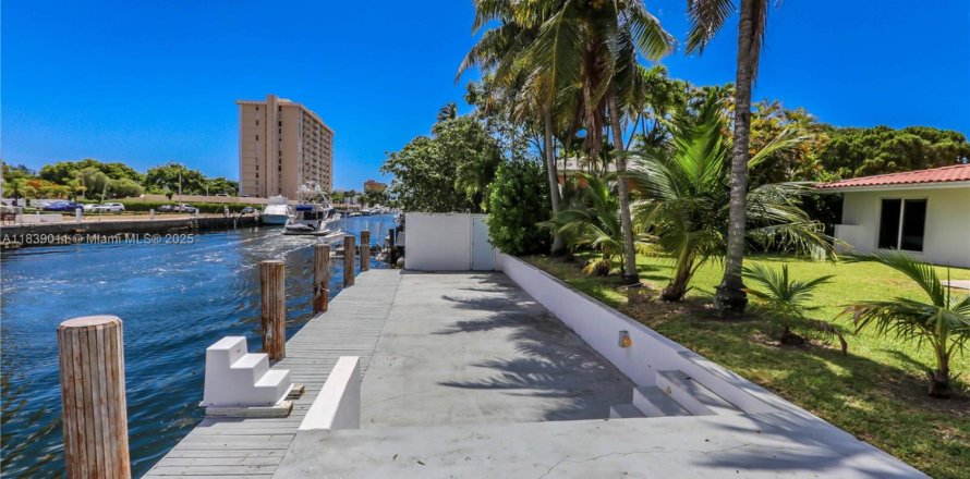 Villa ou maison à North Miami, Floride 3 chambres, 134.34 m2 № 1825680