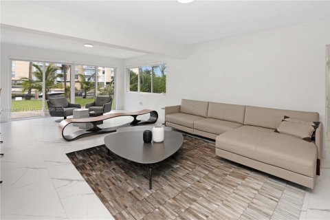 Casa en alquiler en North Miami, Florida, 3 dormitorios, 134.34 m2 № 1825680 - foto 6