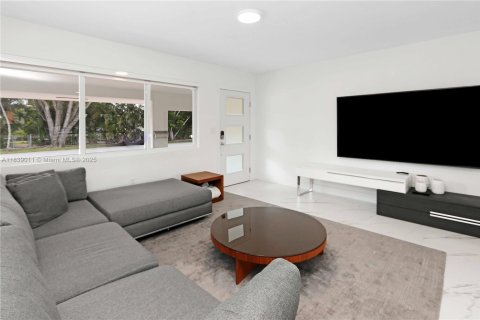 Casa en alquiler en North Miami, Florida, 3 dormitorios, 134.34 m2 № 1825680 - foto 5