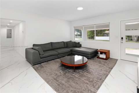 Casa en alquiler en North Miami, Florida, 3 dormitorios, 134.34 m2 № 1825680 - foto 4