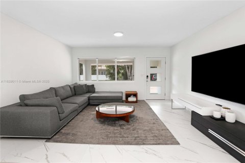 Casa en alquiler en North Miami, Florida, 3 dormitorios, 134.34 m2 № 1825680 - foto 3