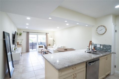 Condominio en Miami, Florida, 1 dormitorio  № 2052657