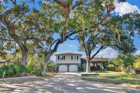Casa en venta en Titusville, Florida, 4 dormitorios, 206.8 m2 № 1900076 - foto 1
