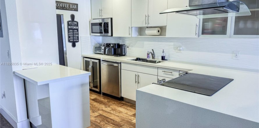 Apartment in Miami Beach, Florida 1 bedroom, 74.32 sq.m. № 1955469