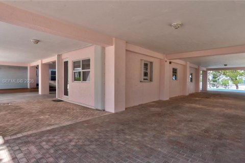 House in Islamorada, Village of Islands, Florida 8 bedrooms, 339 sq.m. № 2266184 - photo 27