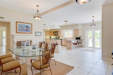 House in Islamorada, Village of Islands, Florida 8 bedrooms, 339 sq.m. № 2266184 - photo 5