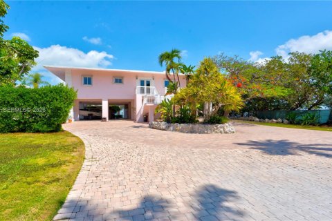 House in Islamorada, Village of Islands, Florida 8 bedrooms, 339 sq.m. № 2266184 - photo 20