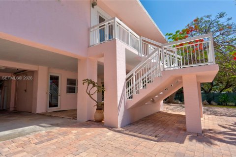 House in Islamorada, Village of Islands, Florida 8 bedrooms, 339 sq.m. № 2266184 - photo 25