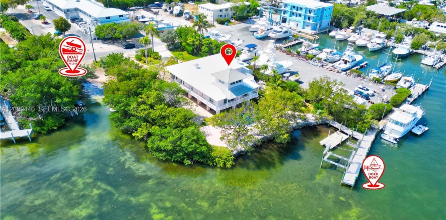 House in Islamorada, Village of Islands, Florida 8 bedrooms, 339 sq.m. № 2266184