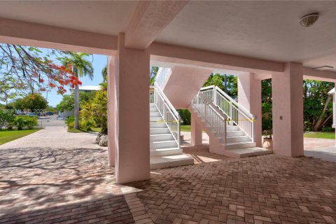 House in Islamorada, Village of Islands, Florida 8 bedrooms, 339 sq.m. № 2266184 - photo 28