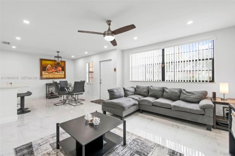 Copropriété à vendre à Coral Springs, Floride: 2 chambres, 79.9 m2 № 2005889 - photo 2