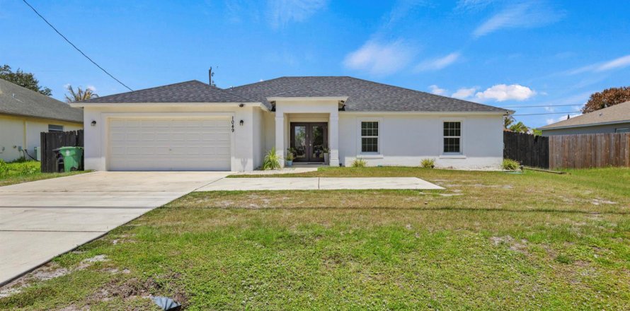 House in Port St. Lucie, Florida 4 bedrooms, 190.45 sq.m. № 2177022