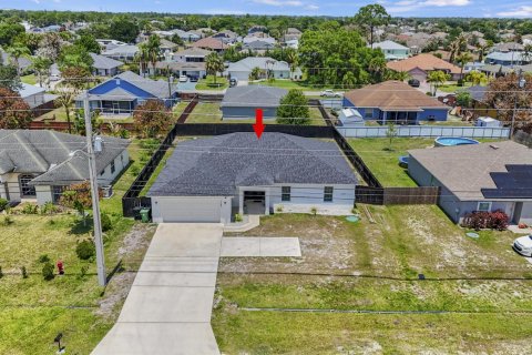 House in Port St. Lucie, Florida 4 bedrooms, 190.45 sq.m. № 2177022 - photo 3
