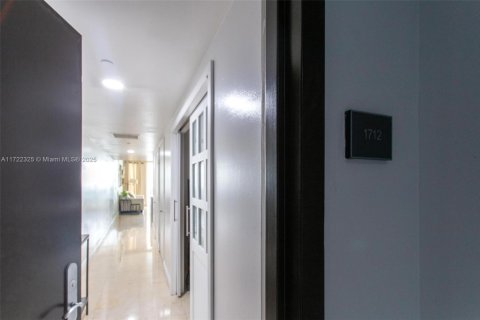 Купить кондоминиум в Халландейл-Бич, Флорида 1 спальня, 78.41м2, № 1937511 - фото 3