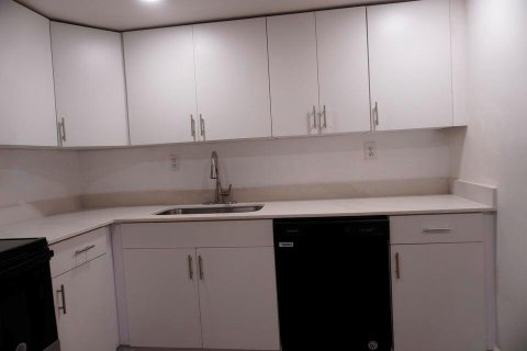 Copropriété à louer à North Miami, Floride: 2 chambres, 103.4 m2 № 2146850 - photo 6