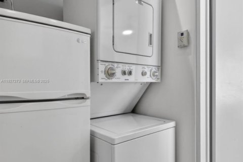 Condo in Miami Beach, Florida, 1 bedroom № 1988043 - photo 13