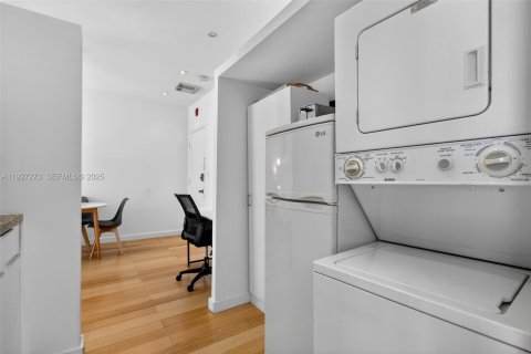 Condo in Miami Beach, Florida, 1 bedroom № 1988043 - photo 14